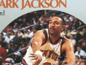 Η συλλεκτική κάρτα NBA Hoops 1990-91 του Μαρκ Τζάκσον με τους αδελφούς Μενέντεζ στο βάθος.