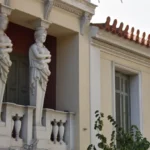 Το Σπίτι με τις Καρυάτιδες στην οδό Αγίων Ασωμάτων στο Ψυρρή