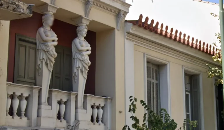 Το Σπίτι με τις Καρυάτιδες στην οδό Αγίων Ασωμάτων στο Ψυρρή